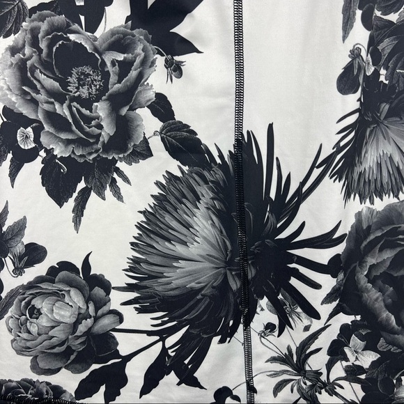 LULULEMON Aria Tank II, Brisk Bloom Black White / White Floral, Size 6 - Picture 8 of 10